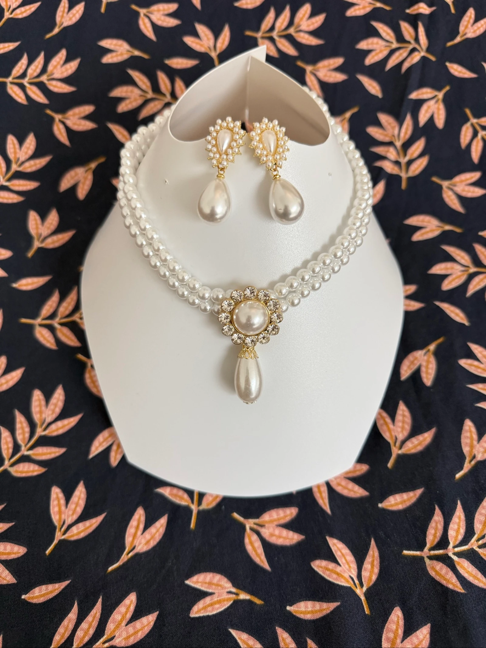Parure collier avec boucle d’oreille perle blanche